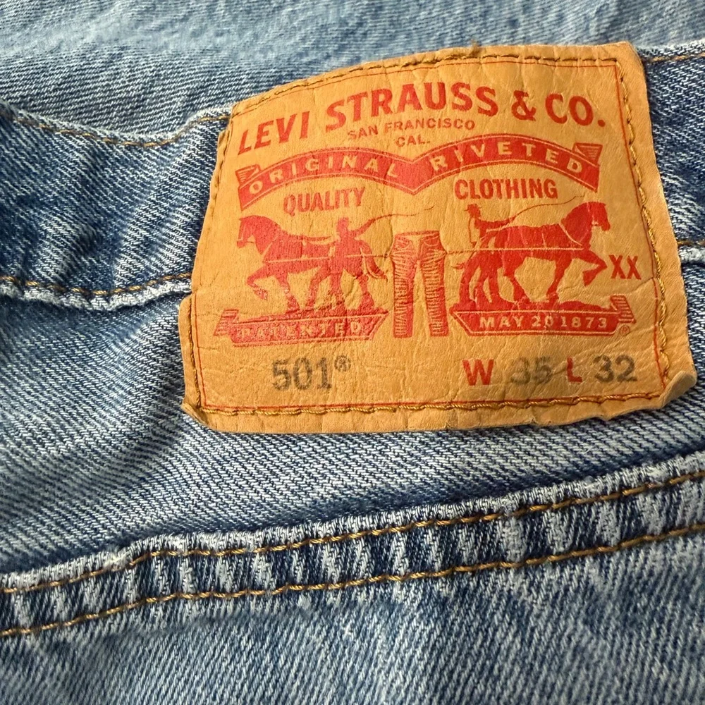 Levi’s 501 Light Wash Distressed Jeans Men’s W35 L32